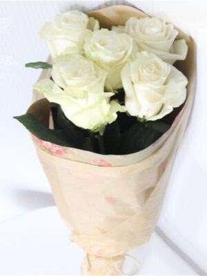 5 белых роз